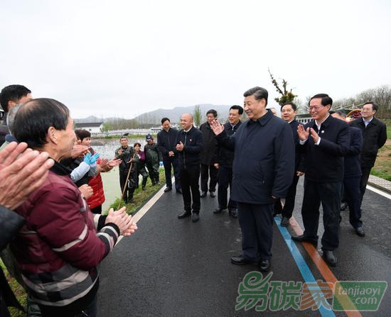 2020年3月30日，中共中央總書記、國家主席、中央軍委主席習(xí)近平在浙江省安吉縣天荒坪鎮(zhèn)余村考察，同村民們親切交談，了解該村多年來踐行“綠水青山就是金山銀山”理念、推動綠色發(fā)展發(fā)生的巨大變化。新華社記者申宏攝